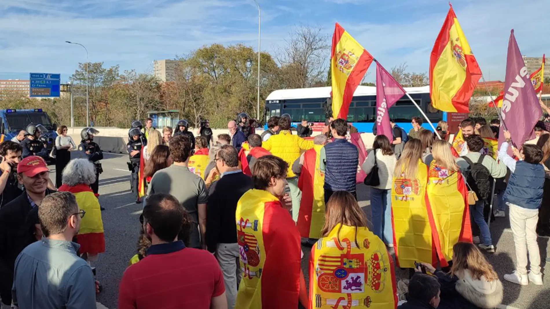 Manifestantes contra Sánchez y la amnistía cortan la A6 cuando se dirigían a Moncloa