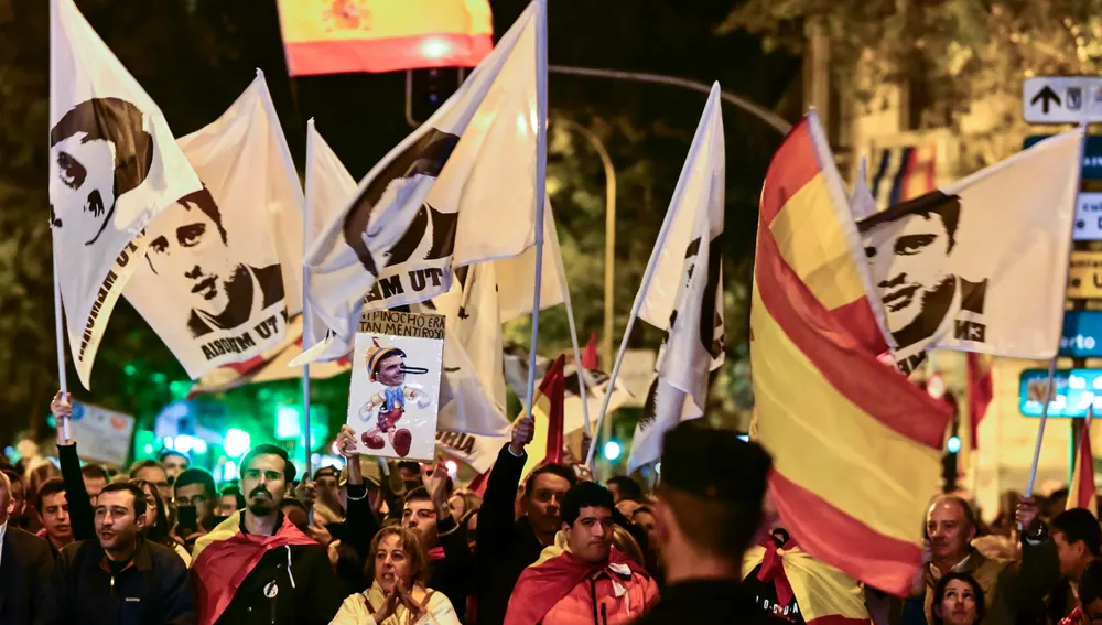 Banderas con la cara de Miguel Ángel Blanco en un nuevo días de protestas en Ferraz Banderas con la cara de Miguel Ángel Blanco en un nuevo días de protestas en Ferraz