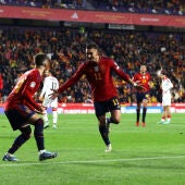 Ferrán Torres y Gayá celebran un gol ante Georgia