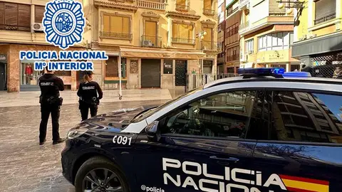 Dos agentes de la Policía Nacional en el centro de Elche. Dos agentes de la Policía Nacional en el centro de Elche.