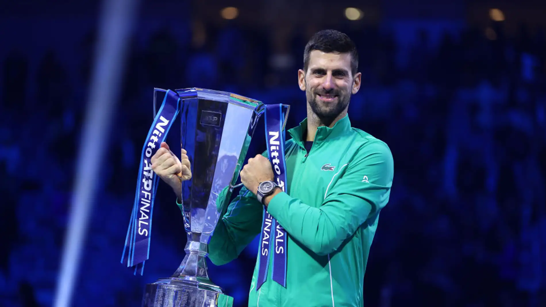 Djokovic posa con el trofeo de campeón del ATP Finals