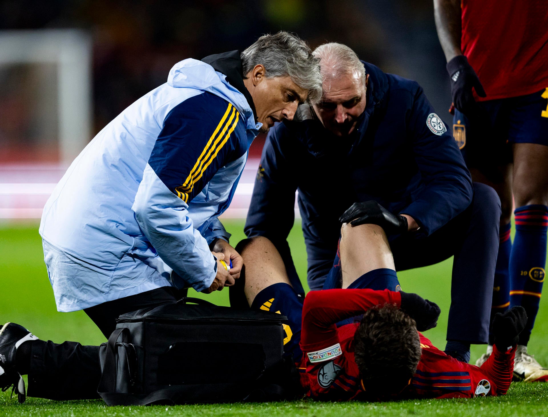 El doctor Ripoll contradice a De la Fuente sobre la lesión de Gavi: "Se rompe en la primera acción" El doctor Ripoll contradice a De la Fuente sobre la lesión de Gavi: "Se rompe en la primera acción"