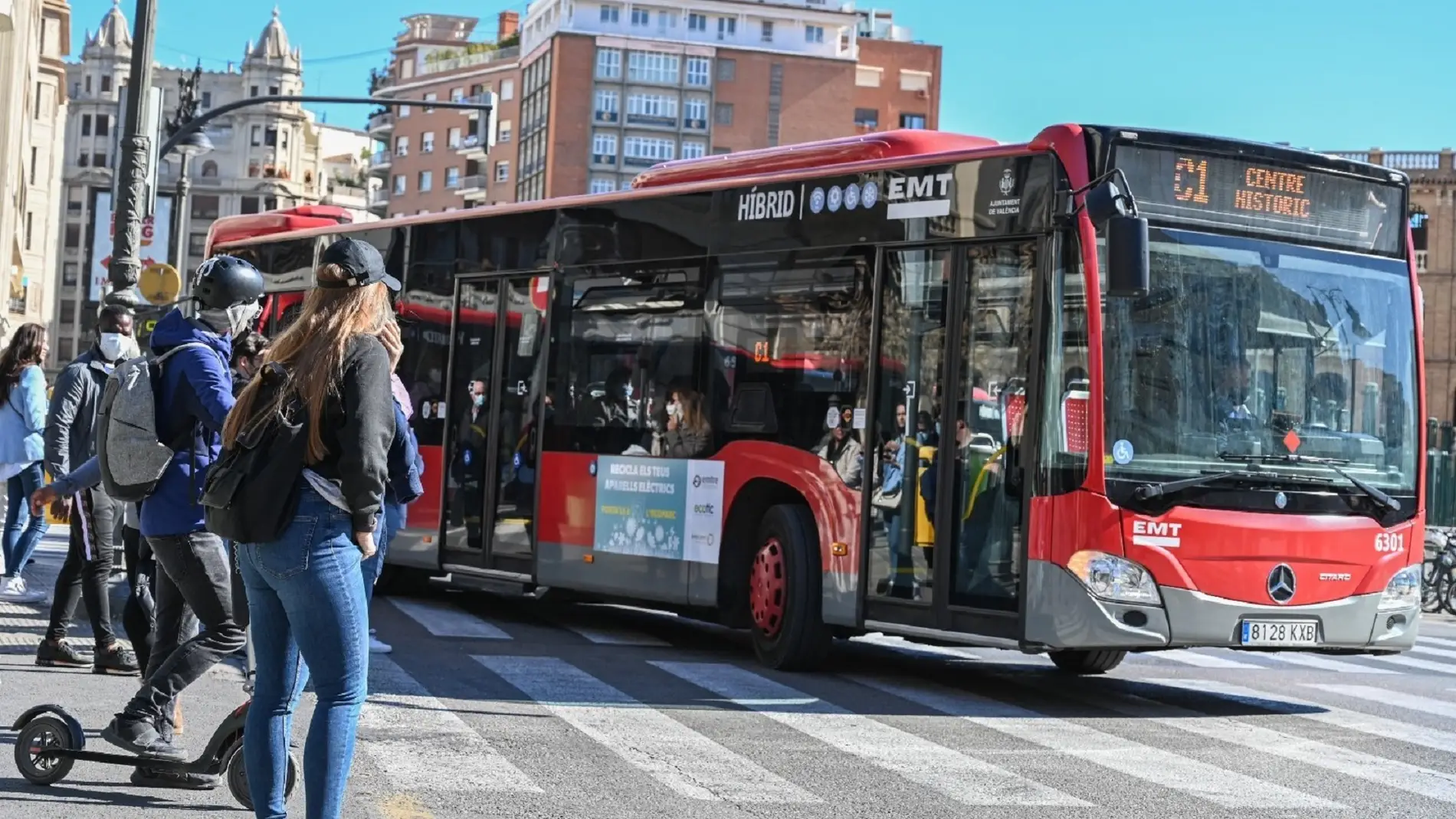 Autobús de EMT València saliendo de una parada