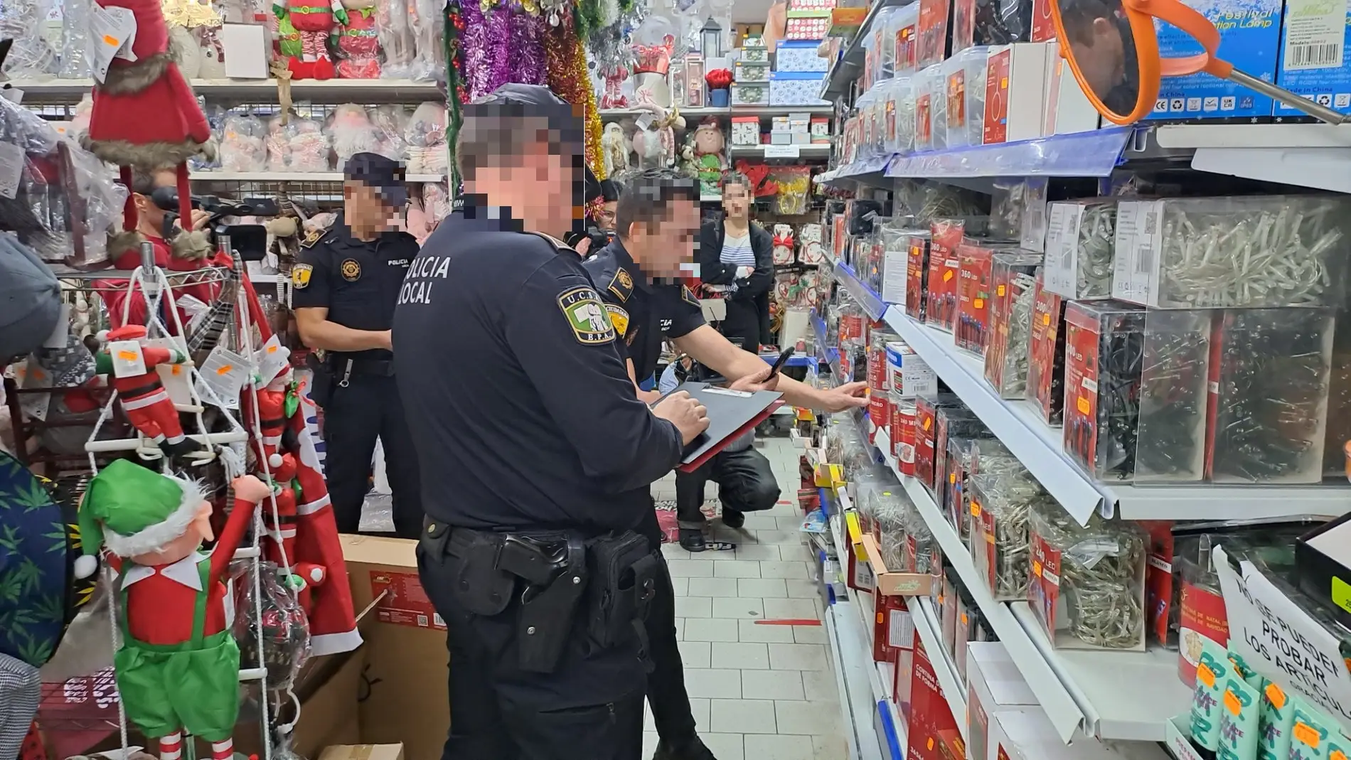 La Policía Local de Elche activa una campaña de inspección en establecimientos que venden productos de Navidad.