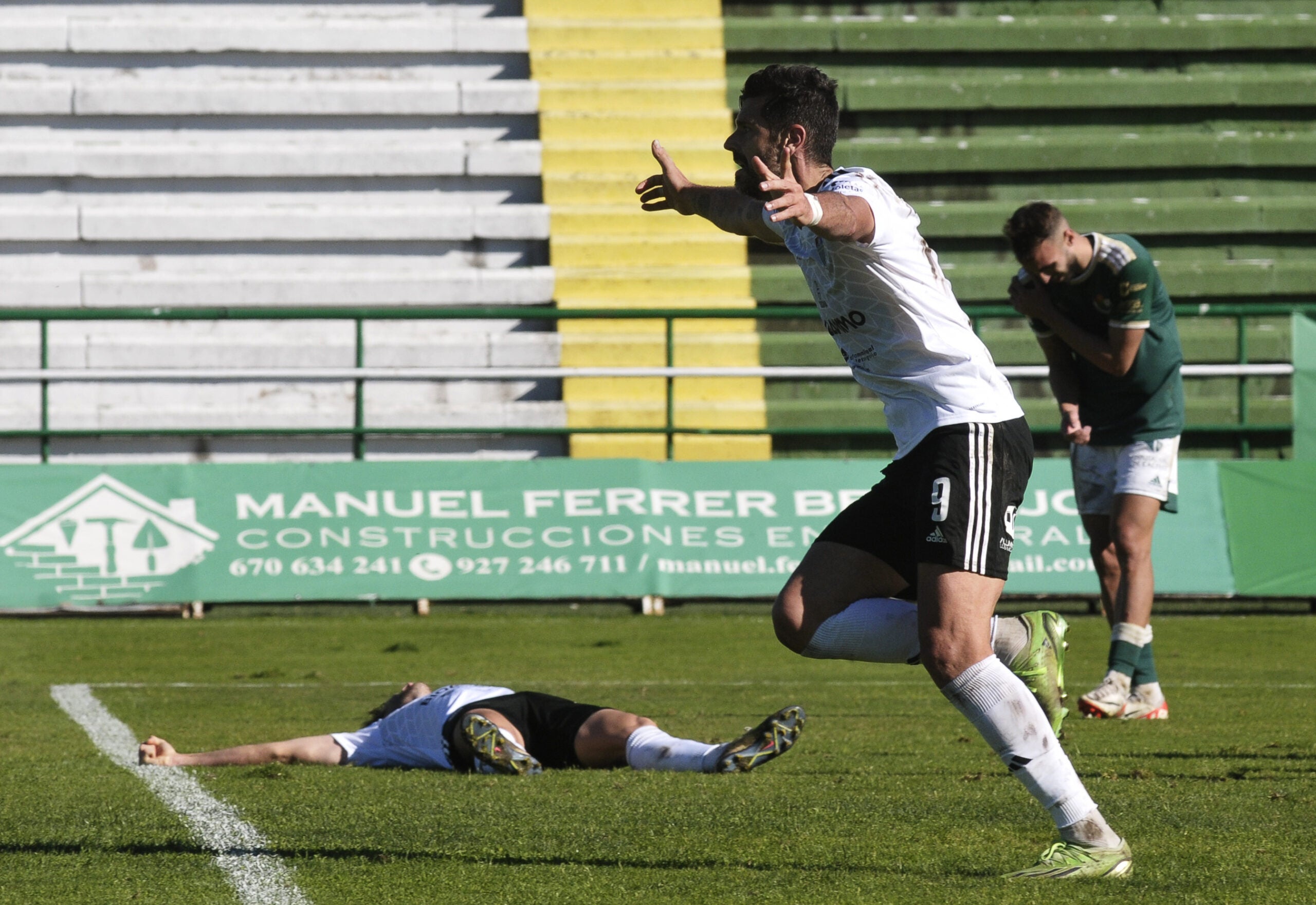 Trepidante victoria de la Segoviana que defiende un 1-3 en la recta final ante el Cacereño Trepidante victoria de la Segoviana que defiende un 1-3 en la recta final ante el Cacereño