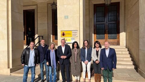 Toni P&eacute;rez con diputados y senadores de la provincia de Alicante
