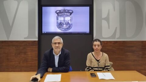 20-11 Gaspar Llamazares y Cristina Pont&oacute;n, concejales de Izquierda Unida Convocatoria por Oviedo