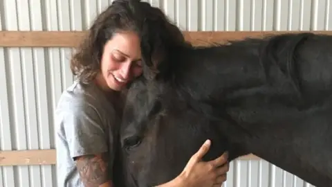 https:www.clarin.com/internacional/famosa-abogada-renuncio-trabajo-psiquica-mascotas-gano-hablando-perros-_0_jECOlcLjUE.html https:www.clarin.com/internacional/famosa-abogada-renuncio-trabajo-psiquica-mascotas-gano-hablando-perros-_0_jECOlcLjUE.html