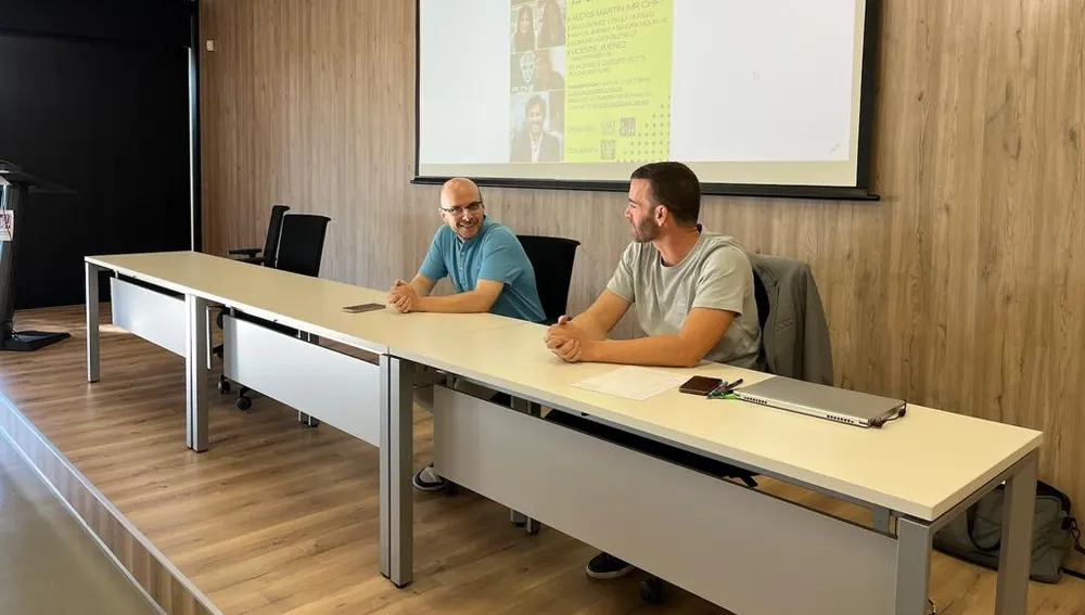 Alexis Martín Tamayo 'Mr. Chip', junto a Monserrate Hernández, periodista de Onda Cero y profesor de la UMH de Elche