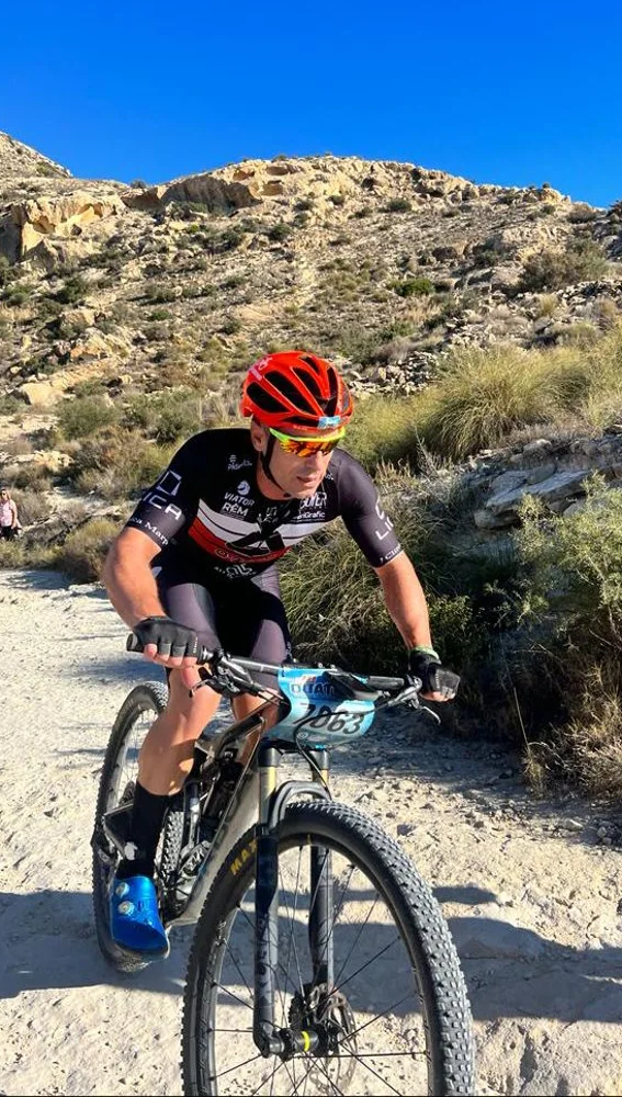 El ciclista ilicitano José Carlos Núñez, ganador en la prueba de relevos