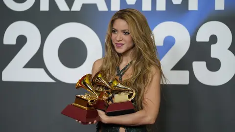 La cantante Shakira, con los tres Latin Grammy. La cantante Shakira, con los tres Latin Grammy.