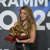 La cantante Shakira, con los tres Latin Grammy.