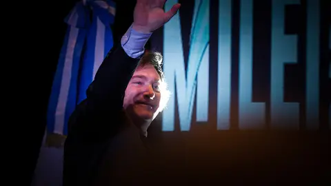 El presidente electo de Argentina, Javier Milei, saluda a simpatizantes El presidente electo de Argentina, Javier Milei, saluda a simpatizantes