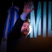 El presidente electo de Argentina, Javier Milei, saluda a simpatizantes 