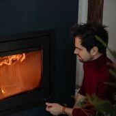 Un hombre pone la calefacción en su casa 