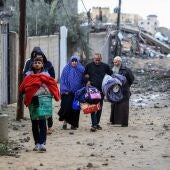 Palestinos recogen sus pertenencias tras los bombardeos israelíes en Gaza
