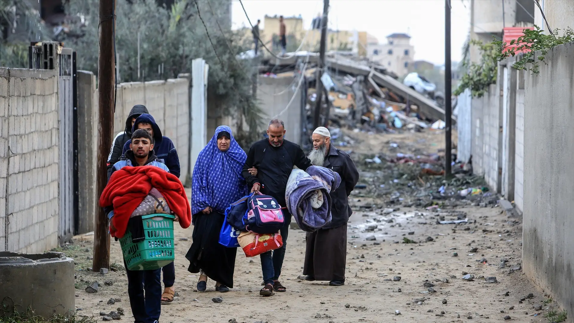 Palestinos recogen sus pertenencias tras los bombardeos israelíes en Gaza