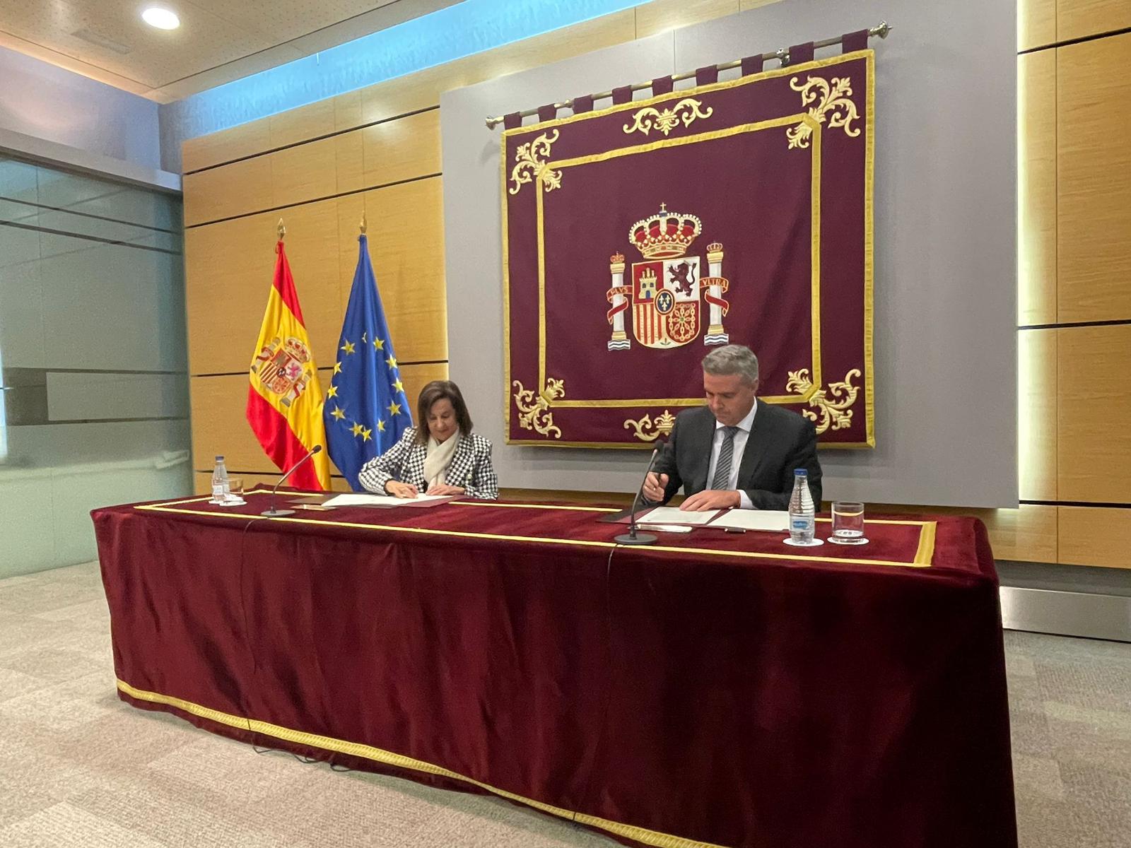 Viator firma con el Ministerio de Defensa la creación de un producto turístico en torno a la Base Álvarez de Sotomayor Viator firma con el Ministerio de Defensa la creación de un producto turístico en torno a la Base Álvarez de Sotomayor