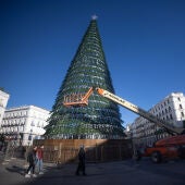 Montaje del árbol de Navidad en la Puerta del Sol