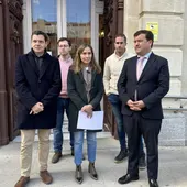 Representantes de VOX frente a la sede de la Diputación Representantes de VOX frente a la sede de la Diputación