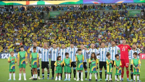 Los jugadores argentinos cantan el himno en Maracaná.
