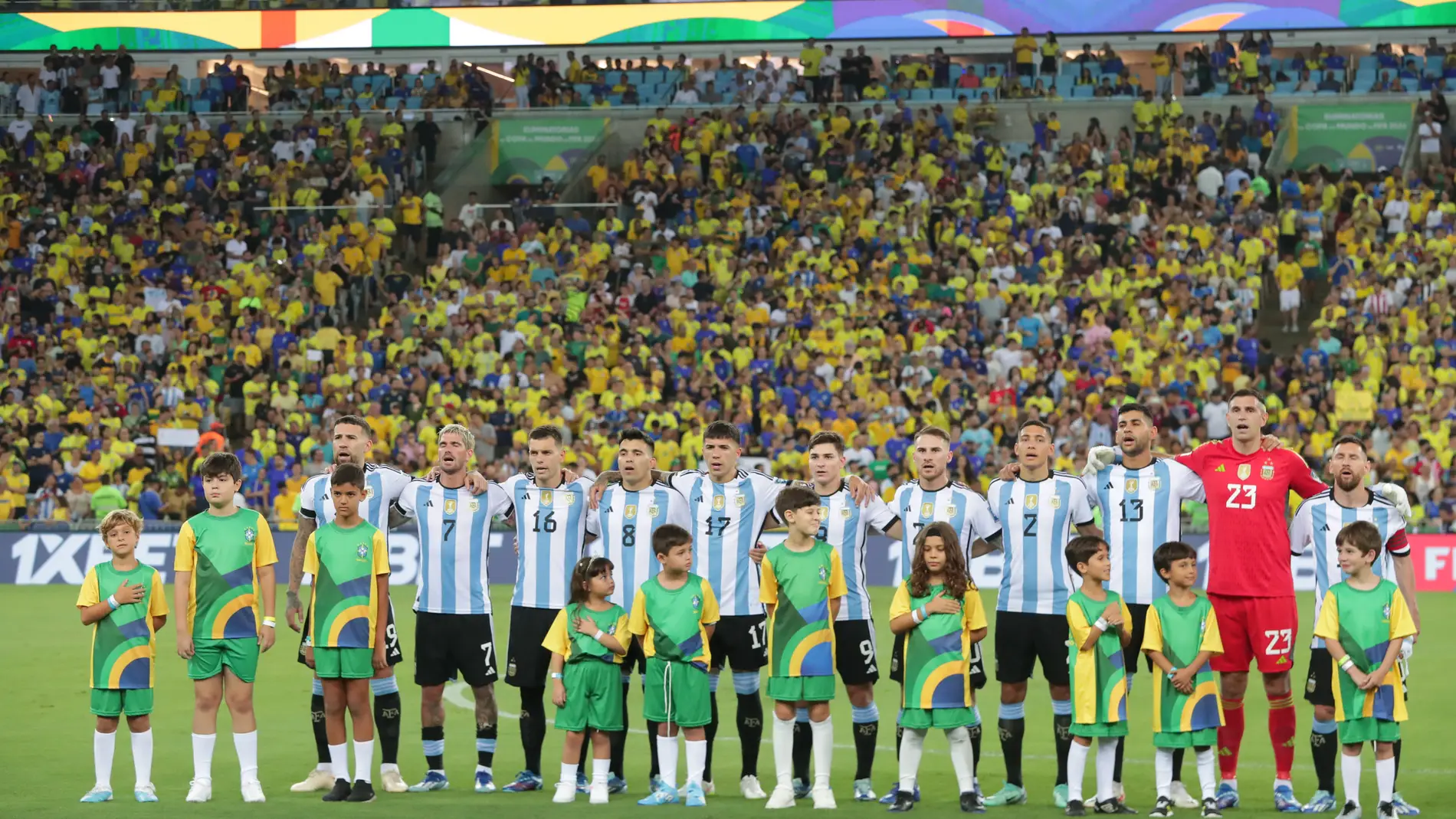 Los jugadores argentinos cantan el himno en Maracaná.