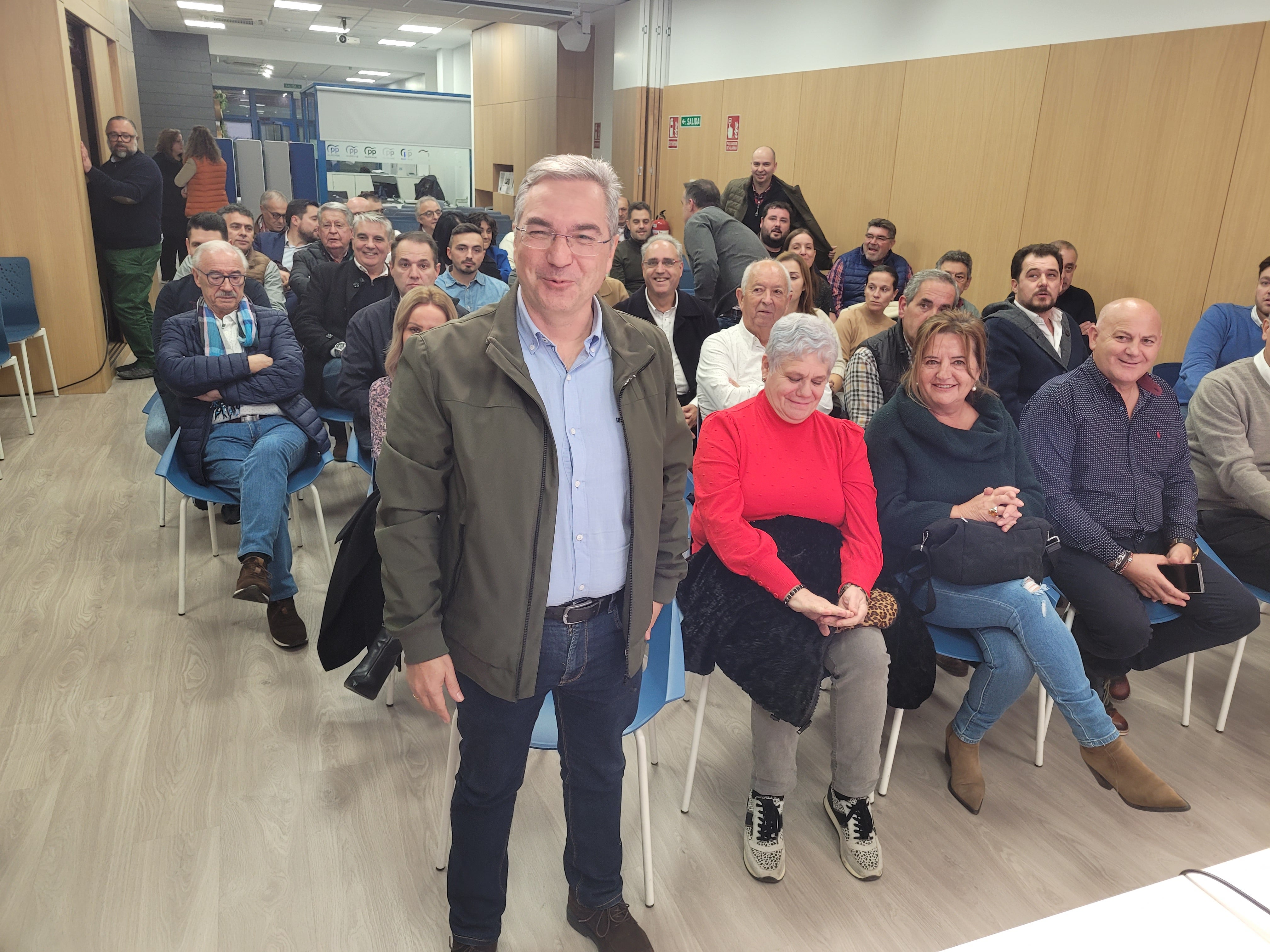 Luis Menor pide aos populares ourensáns que reforcen a súa presencia na provincia Luis Menor pide aos populares ourensáns que reforcen a súa presencia na provincia
