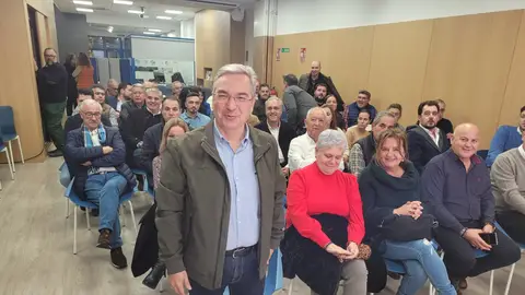 Luis Menor pide aos populares ourensáns que reforcen a súa presencia na provincia Luis Menor pide aos populares ourensáns que reforcen a súa presencia na provincia