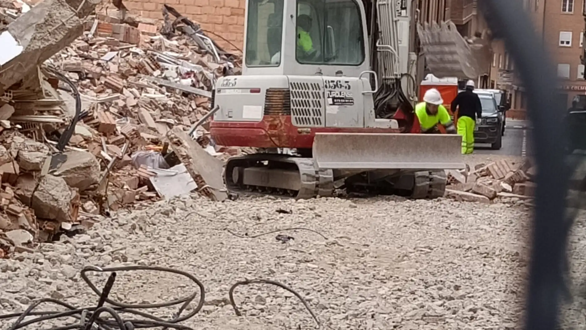 Inicio de los trabajos de desescombro en la calle San Francisco de Teruel