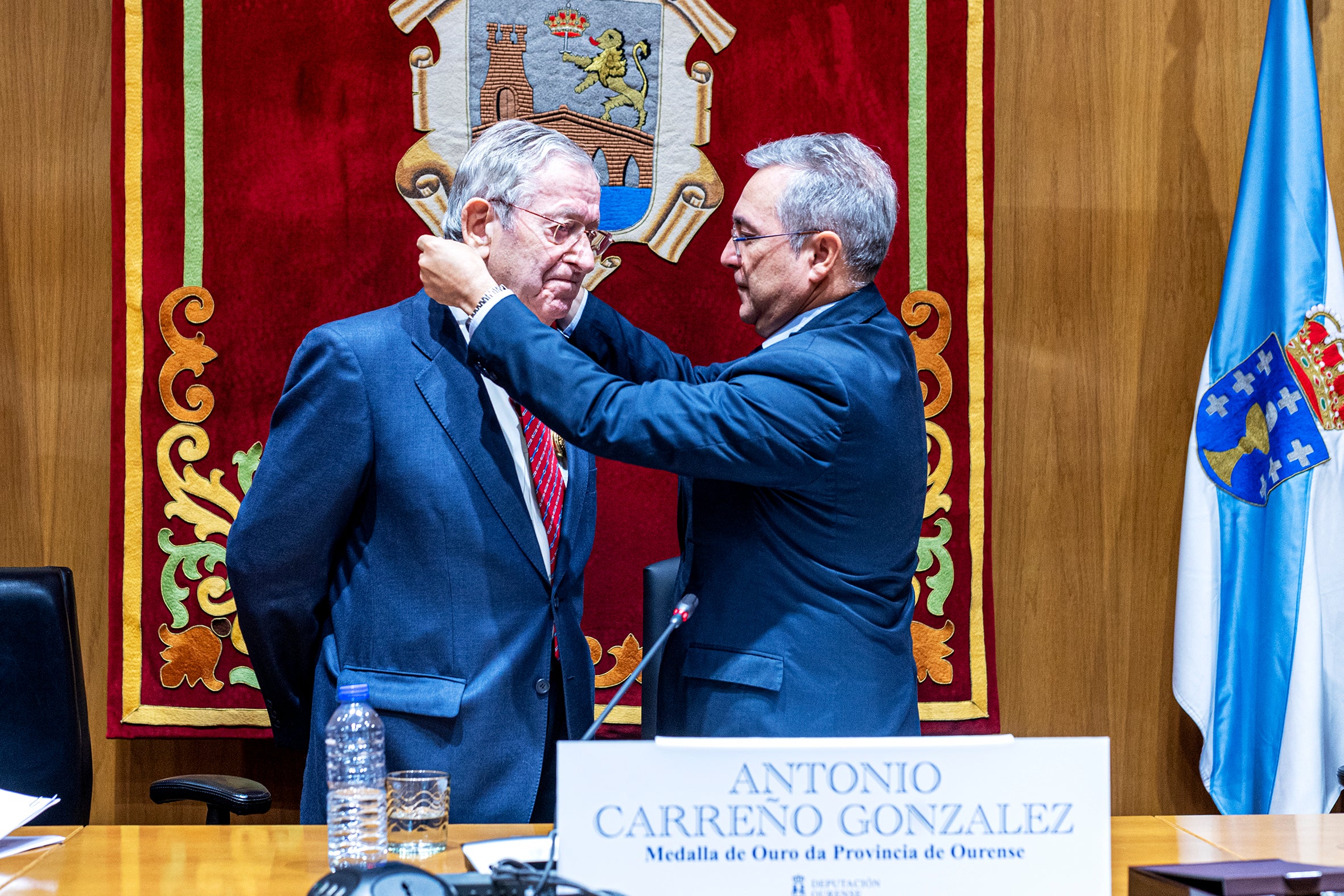 Antonio Carreño recibe a Medalla de Ouro da provincia por toda unha vida dedicada a docencia Antonio Carreño recibe a Medalla de Ouro da provincia por toda unha vida dedicada a docencia