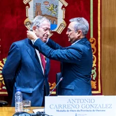 Antonio Carreño recibe a Medalla de Ouro da provincia por toda unha vida dedicada a docencia Antonio Carreño recibe a Medalla de Ouro da provincia por toda unha vida dedicada a docencia