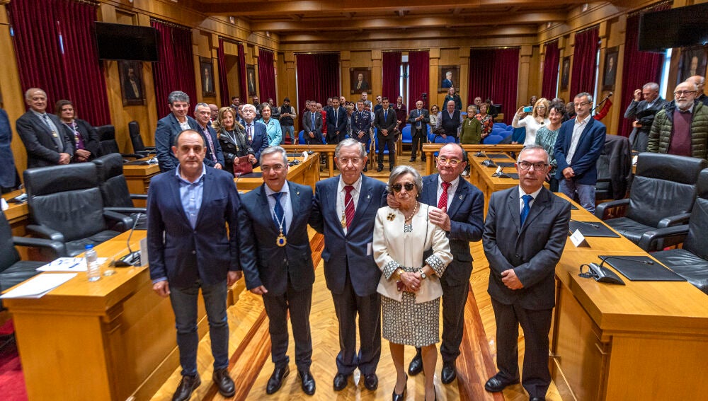 Antonio Carreño recibe a Medalla de Ouro da provincia por toda unha vida dedicada a docencia