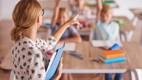 Imagen de archivo de una docente en una clase con niños