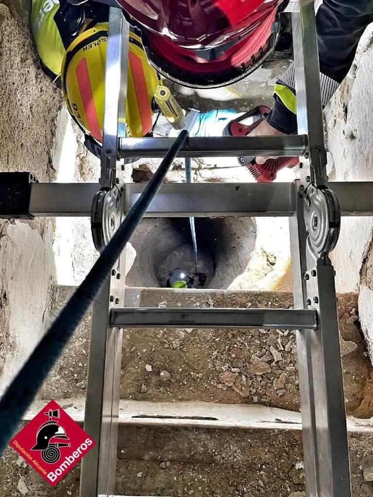 Los bomberos de Alicante rescatan a un hombre que había caído a un pozo Los bomberos de Alicante rescatan a un hombre que había caído a un pozo