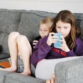 Así afecta el uso del móvil a la atención: razones por las que retrasar su uso en menores