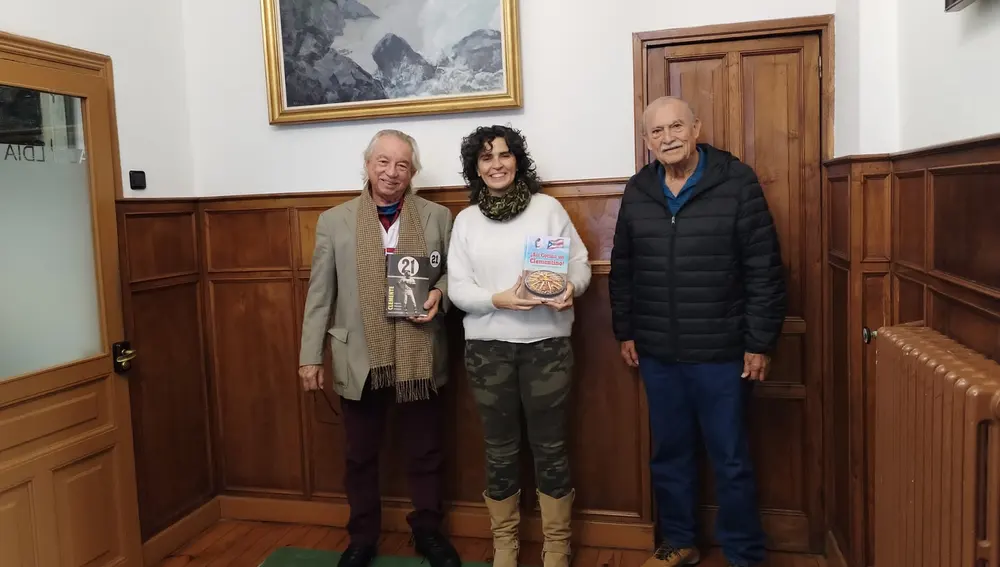 Ángel Cabán entregando los libros a la edil de cultura Clará García. Ángel Cabán entregando los libros a la edil de cultura Clará García.