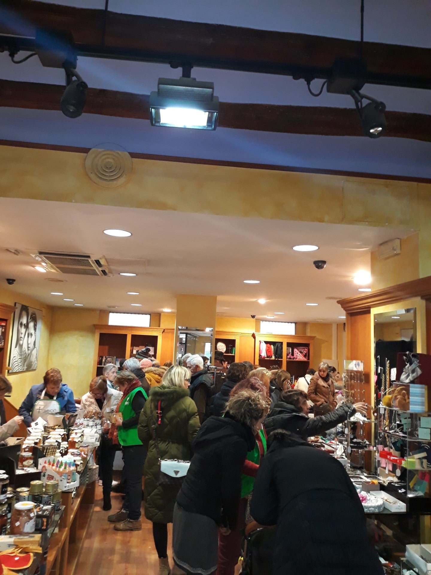 La AECC anima a visitar su tradicional Mercadillo Navideño en Huesca La AECC anima a visitar su tradicional Mercadillo Navideño en Huesca