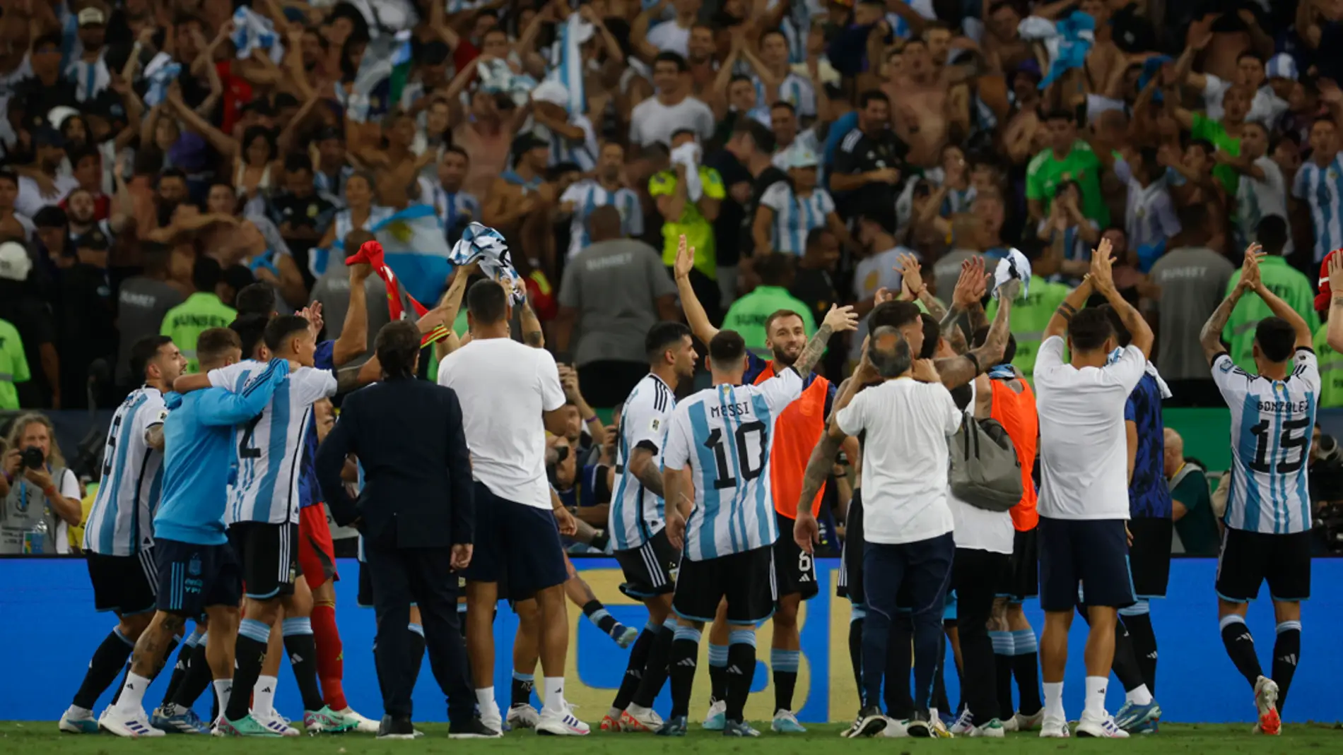 Argentina gana un caótico clásico en Maracaná
