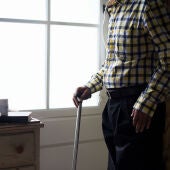 Imagen de archivo de un señor mayor con bastón