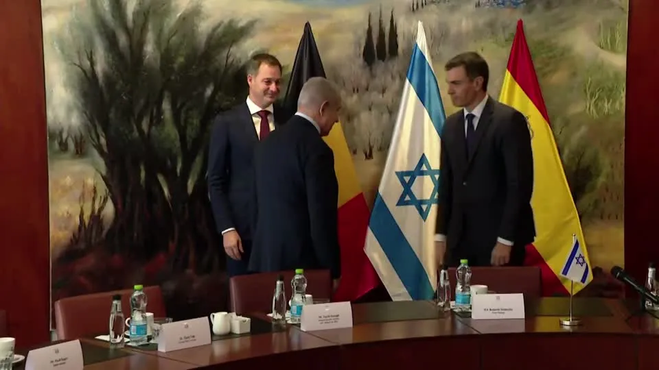 El presidente del Gobierno, Pedro S&aacute;nchez, saluda al primer ministro de Israel, Benjamin Netanyahu/ Reuters