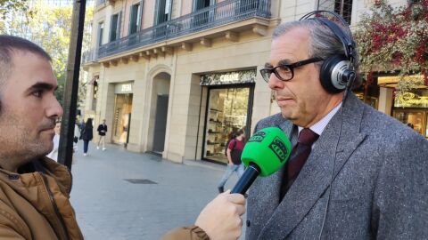 El Robert entrevistant Lluís Sans, president de l&#39;Associació del Passeig de Gràcia