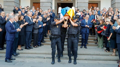 Agentes de la Policía Local de Las Palmas de Gran Canaria portan el féretro del expresidente de Canarias y exministro Jerónimo Saavedra a su salida de las Casas Consistoriales de Las Palmas de Gran Canaria donde estaba instalada a capilla ardiente del político fallecido ayer a los 87 años