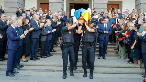 Agentes de la Policía Local de Las Palmas de Gran Canaria portan el féretro del expresidente de Canarias y exministro Jerónimo Saavedra a su salida de las Casas Consistoriales de Las Palmas de Gran Canaria donde estaba instalada a capilla ardiente del político fallecido ayer a los 87 años Agentes de la Policía Local de Las Palmas de Gran Canaria portan el féretro del expresidente de Canarias y exministro Jerónimo Saavedra a su salida de las Casas Consistoriales de Las Palmas de Gran Canaria donde estaba instalada a capilla ardiente del político fallecido ayer a los 87 años