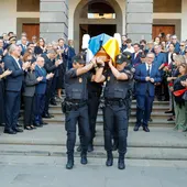 Agentes de la Policía Local de Las Palmas de Gran Canaria portan el féretro del expresidente de Canarias y exministro Jerónimo Saavedra a su salida de las Casas Consistoriales de Las Palmas de Gran Canaria donde estaba instalada a capilla ardiente del político fallecido ayer a los 87 años Agentes de la Policía Local de Las Palmas de Gran Canaria portan el féretro del expresidente de Canarias y exministro Jerónimo Saavedra a su salida de las Casas Consistoriales de Las Palmas de Gran Canaria donde estaba instalada a capilla ardiente del político fallecido ayer a los 87 años