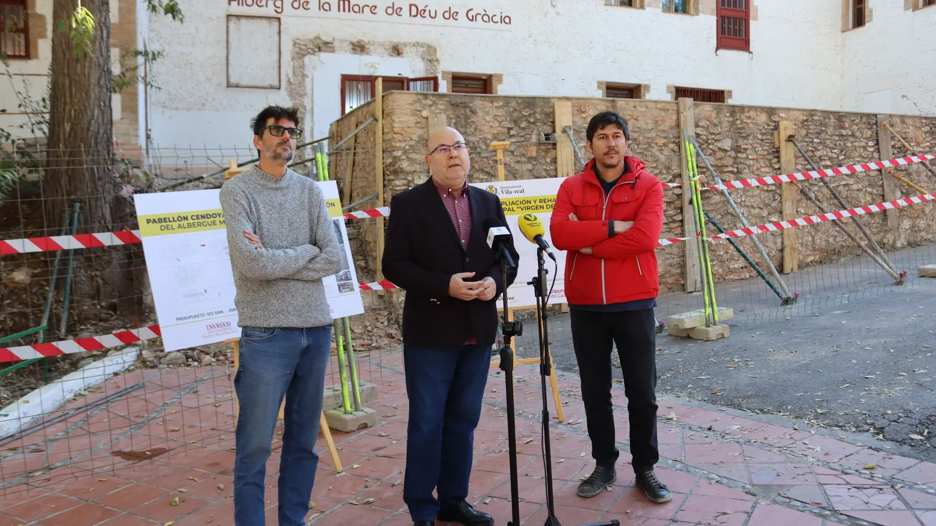El concejal de Territorio, Emilio M. Obiol, ha presentado la obra acompañado por los arquitectos del estudio Emac, Pau Batalla y Miguel Martínez. 