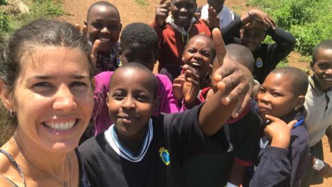 María Morollón con los niños del colegio en Uganda
