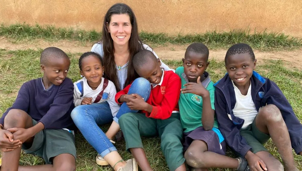 María Morollón con los niños en Uganda