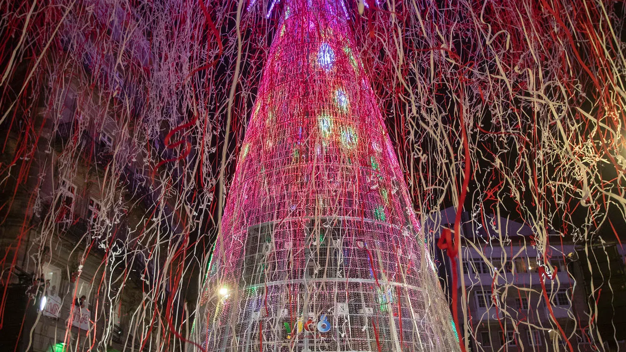 Vigo enciende sus luces de Navidad con el "mejor árbol del planeta" Vigo enciende sus luces de Navidad con el "mejor árbol del planeta"