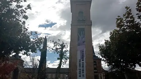 Alcalá de Henares conmemora el Día Internacional de la Eliminación de la Violencia contra la Mujer Una lona cuelga de la Torre de Santa María de Alcalá de Henares en conmemoración del Día Internacional de la Eliminación de la Violencia contra la Mujer