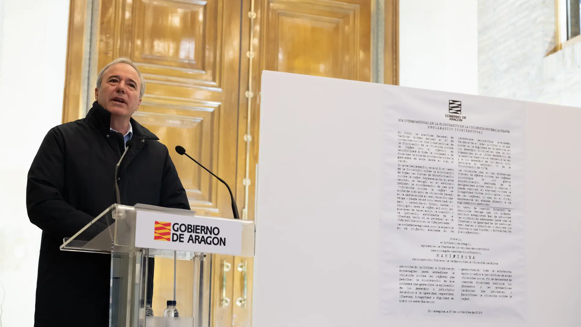Azcón en el acto en el Pignatelli con el texto de la declaración institucional